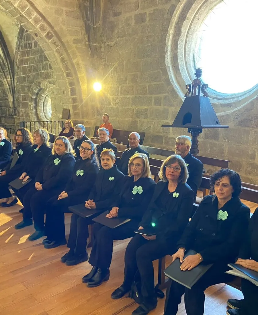 La Coral Flor del Castaño ensayando en una iglesia de piedra