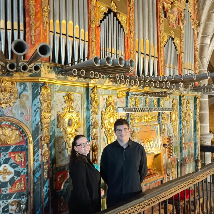 Directora y organista junto al órgano